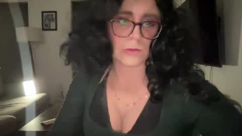 Snapshot of alexiskutt chatting on 03/08/25, 06:43 Alex Love online show from 03/08/25, 06:43