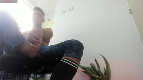 Snapshot of alexxx_feethis chatting on 11/18/25, 07:40 Alex A online show from 11/18/25, 07:40