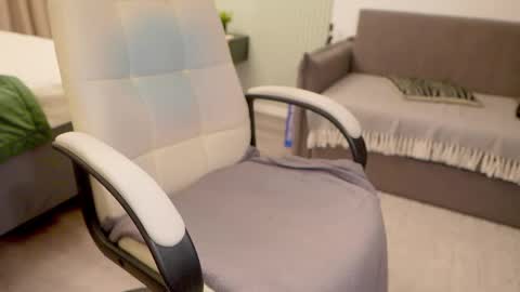 Snapshot of alica_moon_ chatting on 03/06/25, 01:37 Ali online show from 03/06/25, 01:37