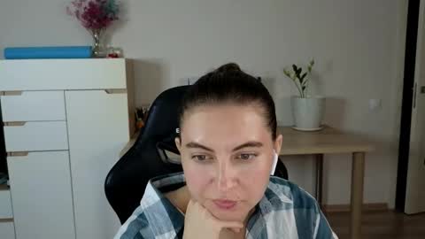 Snapshot of alice_________________________ chatting on 10/10/25, 07:24 Alice online show from 10/10/25, 07:24