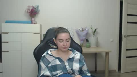 Snapshot of alice_________________________ chatting on 11/22/25, 10:42 Alice online show from 11/22/25, 10:42