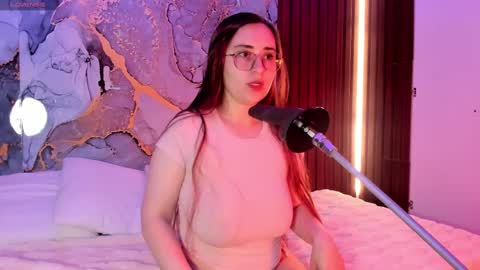 Snapshot of alice_cute77 chatting on 10/07/25, 02:42 Mey online show from 10/07/25, 02:42