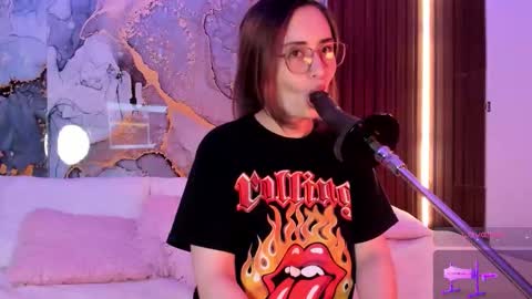 Snapshot of alice_cute77 chatting on 10/22/25, 02:56 Mey online show from 10/22/25, 02:56