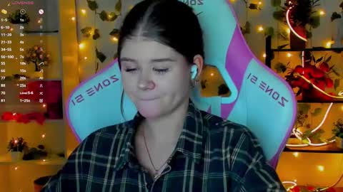 Snapshot of alice_tails chatting on 11/21/25, 02:49 Alice online show from 11/21/25, 02:49