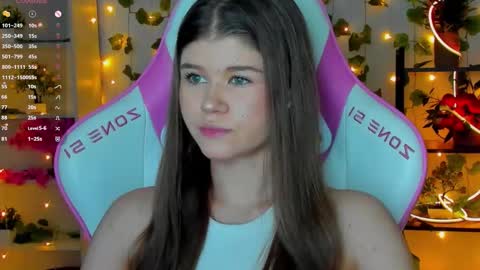 Snapshot of alice_tails chatting on 11/24/25, 02:28 Alice online show from 11/24/25, 02:28