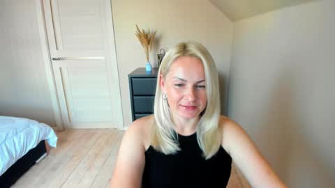 Snapshot of alicee__grace chatting on 10/15/25, 10:04 Alicee online show from 10/15/25, 10:04