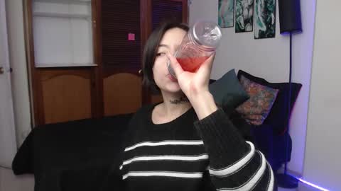 alicee_logan_ online show from 10/16/25, 12:22