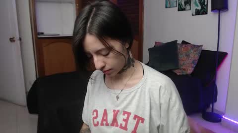 alicee_logan_ online show from 11/04/25, 01:16