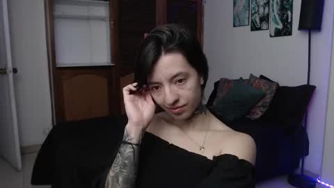 alicee_logan_ online show from 11/18/25, 01:00