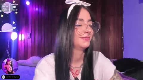 Snapshot of alicewoodville chatting on 11/28/25, 01:41 Alice online show from 11/28/25, 01:41