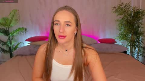 Mia online show from 12/01/25, 01:54