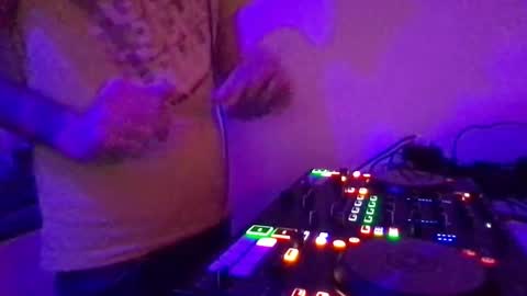 Snapshot of alien8720 chatting on 02/25/25, 05:25 busco rockera online show from 02/25/25, 05:25