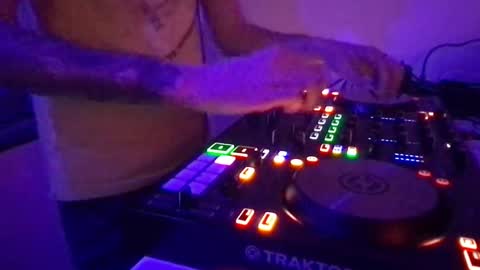 Snapshot of alien8720 chatting on 02/26/25, 11:59 busco rockera online show from 02/26/25, 11:59