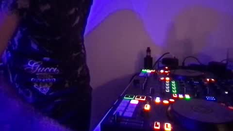 Snapshot of alien8720 chatting on 03/06/25, 09:53 busco rockera online show from 03/06/25, 09:53