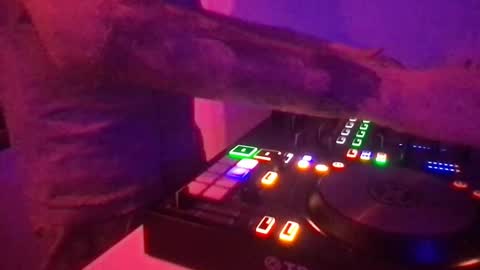 Snapshot of alien8720 chatting on 03/11/25, 12:00 busco rockera online show from 03/11/25, 12:00