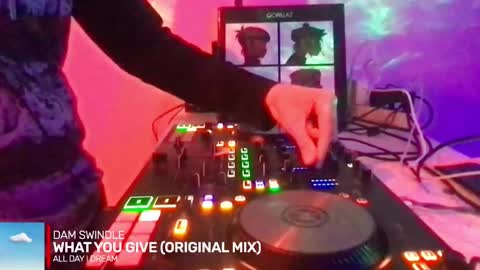 Snapshot of alien8720 chatting on 11/03/25, 05:58 busco rockera online show from 11/03/25, 05:58