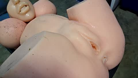 Snapshot of alienprobes914 chatting on 04/16/26, 01:34 Doll Destroyer online show from 04/16/26, 01:34