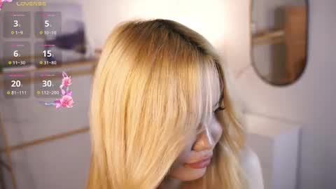 Snapshot of alinadoran chatting on 12/22/25, 04:26 Hello im Lina online show from 12/22/25, 04:26