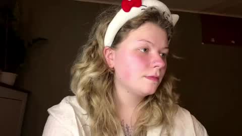 Snapshot of alinahotgirl chatting on 04/22/26, 10:44 Alina online show from 04/22/26, 10:44