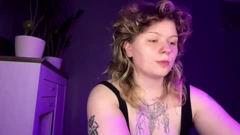 Snapshot of alinahotgirl chatting on 06/25/26, 05:39 Alina online show from 06/25/26, 05:39