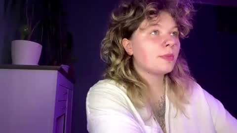 Snapshot of alinahotgirl chatting on 07/27/26, 11:23 Alina online show from 07/27/26, 11:23