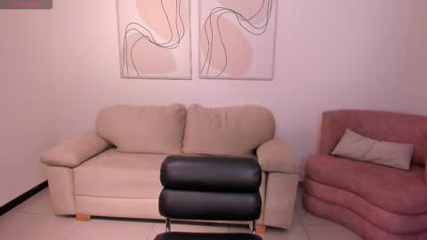 alinakravitz_ online show from 10/19/25, 12:06