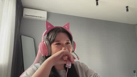 Snapshot of alinalovelove chatting on 04/16/26, 01:45 Alina online show from 04/16/26, 01:45