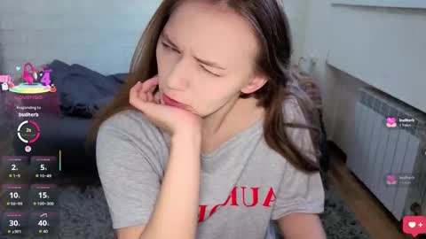 Snapshot of alisawyn chatting on 10/31/25, 04:57 alisawyn online show from 10/31/25, 04:57