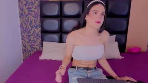 Snapshot of alisonn_doll_ chatting on 12/18/25, 08:37 Alison online show from 12/18/25, 08:37