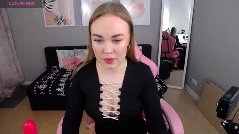 Snapshot of alisonwillow chatting on 02/08/26, 01:36 Anna online show from 02/08/26, 01:36