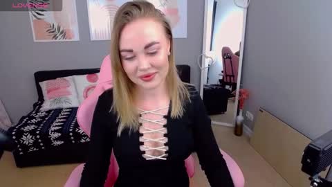 Snapshot of alisonwillow chatting on 03/01/26, 01:13 Anna online show from 03/01/26, 01:13