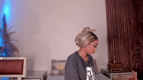 Snapshot of alisoon_moon chatting on 01/18/25, 10:17 Alison Moon online show from 01/18/25, 10:17