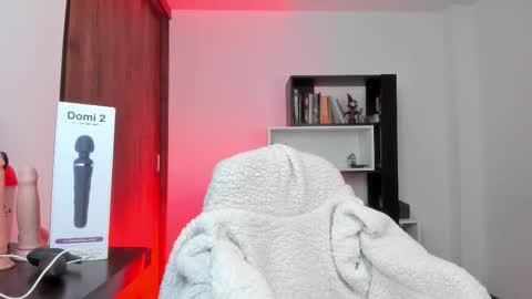 Snapshot of alissia_viera chatting on 12/17/25, 09:15 iraide online show from 12/17/25, 09:15