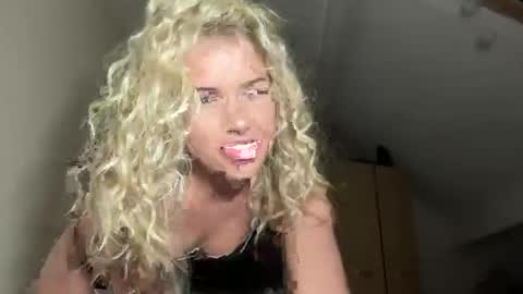 Snapshot of allanarey151 chatting on 12/14/25, 06:12 Allana online show from 12/14/25, 06:12