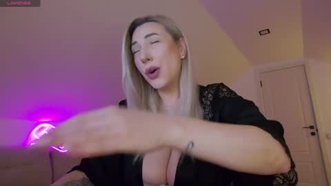 A day u didnt smile is a lost day online show from 04/13/26, 07:03