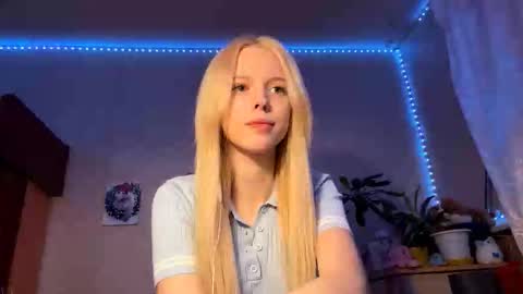 Snapshot of allegralenherr chatting on 11/17/25, 03:18 Lina online show from 11/17/25, 03:18