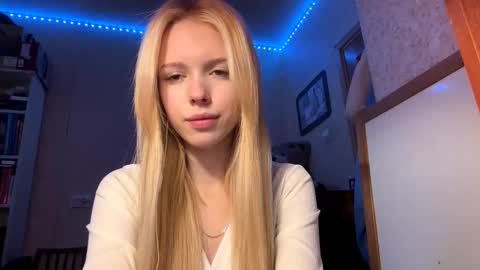 Snapshot of allegralenherr chatting on 11/18/25, 09:03 Lina online show from 11/18/25, 09:03