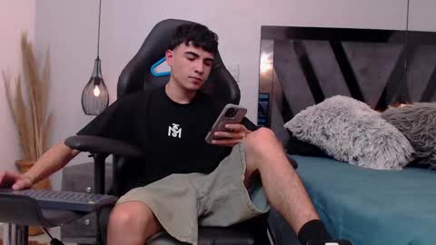 Snapshot of allexserrano chatting on 10/16/25, 01:39 Allex online show from 10/16/25, 01:39