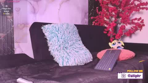 allison_parker1_ online show from 05/25/26, 12:11