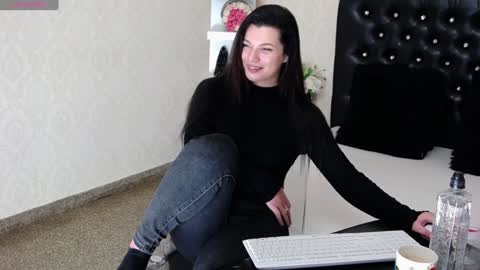 Snapshot of allisonn223 chatting on 12/28/24, 08:36 Deea online show from 12/28/24, 08:36