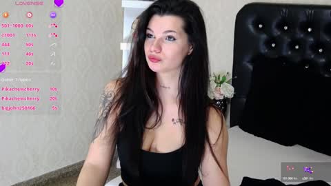 Snapshot of allisonn223 chatting on 02/01/25, 11:37 Deea online show from 02/01/25, 11:37