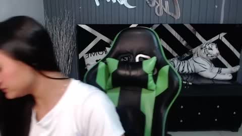 Snapshot of allisson_a chatting on 02/19/25, 03:28 Allisson online show from 02/19/25, 03:28