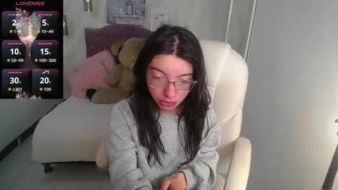 Snapshot of alllyson_ chatting on 11/19/25, 07:47 alison online show from 11/19/25, 07:47