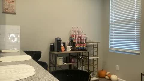 Snapshot of allymaeeee chatting on 10/28/25, 03:47 Ally Mae online show from 10/28/25, 03:47