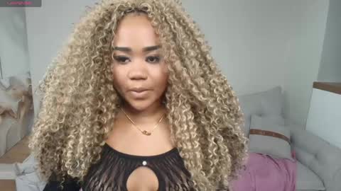 Snapshot of alma_dunn chatting on 04/15/26, 11:17 Alma Dunn online show from 04/15/26, 11:17