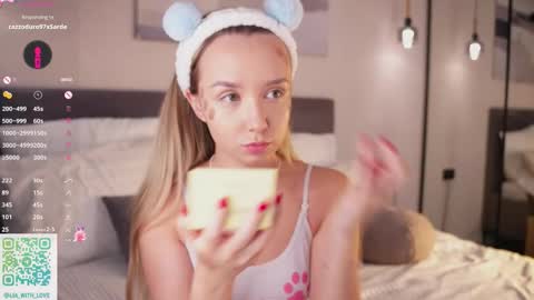 Lia online show from 10/12/25, 02:10