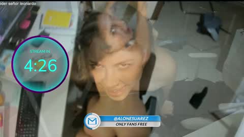 Snapshot of alondra_on_fire chatting on 10/24/25, 04:36 Alondra Suarez online show from 10/24/25, 04:36