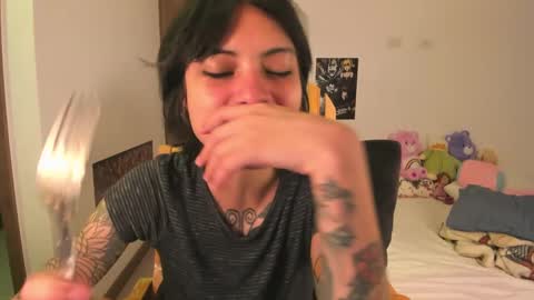 Snapshot of alone_together_ chatting on 01/31/25, 04:25 luca or garu D online show from 01/31/25, 04:25