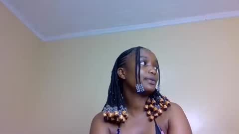 Snapshot of alora_bby chatting on 11/17/25, 12:33 Elly online show from 11/17/25, 12:33