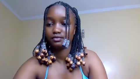 Snapshot of alora_bby chatting on 11/18/25, 12:38 Elly online show from 11/18/25, 12:38